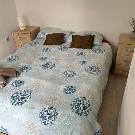 Redecorated Double Room With Shared Bathroom And Kitchen London Exteriör bild