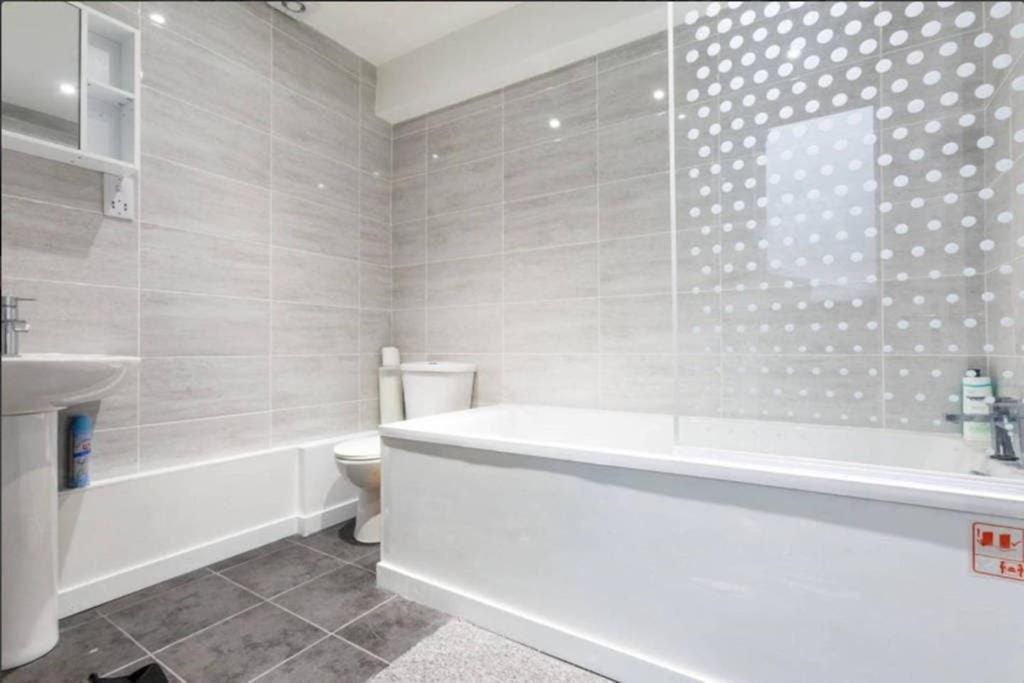 Redecorated Double Room With Shared Bathroom And Kitchen London Exteriör bild