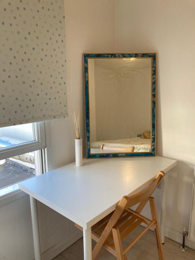 Redecorated Double Room With Shared Bathroom And Kitchen London Exteriör bild