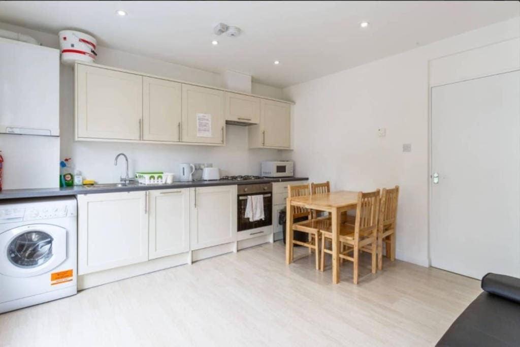 Redecorated Double Room With Shared Bathroom And Kitchen London Exteriör bild
