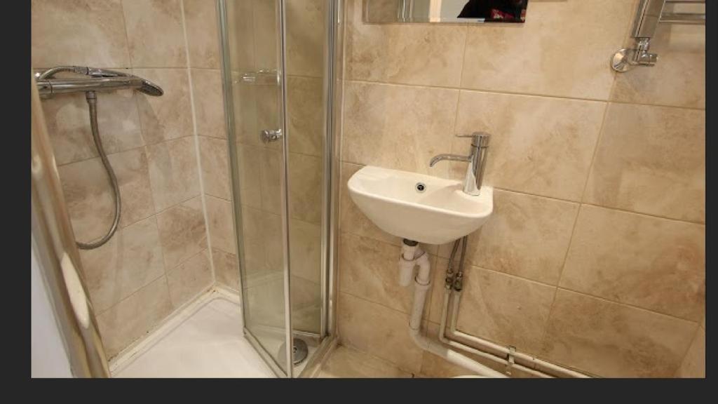 Redecorated Double Room With Shared Bathroom And Kitchen London Exteriör bild