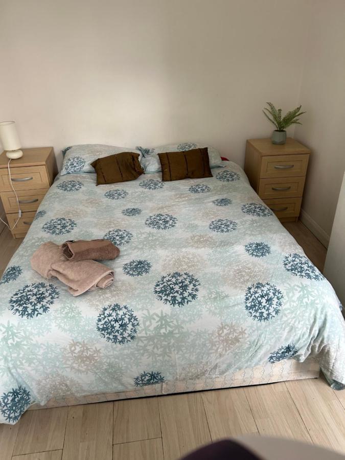 Redecorated Double Room With Shared Bathroom And Kitchen London Exteriör bild